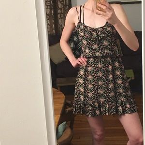 Ruffly floral spring dress. 🌷🌼 Make an offer.